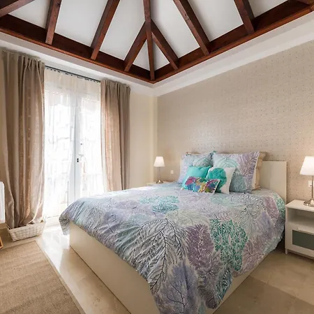 Apartamento Beautiful Flat With Heated Pool Near The